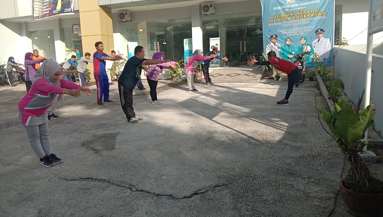 Kegiatan Senam Jumat Pagi dan Kerja Bakti Di Halaman Kantor Kelurahan Gunung Samarinda Baru Bersama Mahasiswa KKN 45 UNMUL Beserta Ketua RT Kelurahan Gunung Samarinda Baru