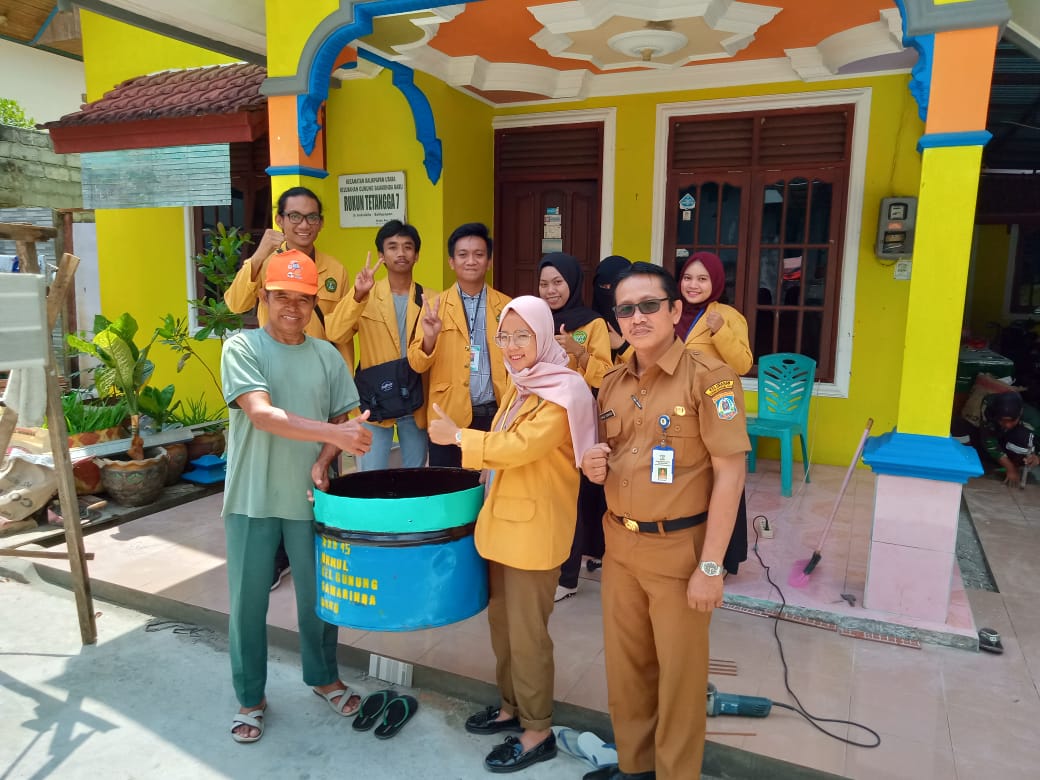 Penyerahan Tempat Sampah ke Ketua RT 07 Kelurahan Gunung Samarinda Baru